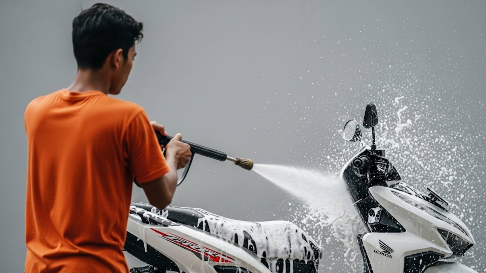 Proses cuci motor Manja Motocare Landscape