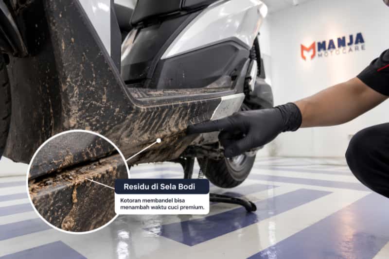 Close-up kotoran pada sela bodi dan panel bawah motor yang dapat menambah waktu cuci premium Close-up kotoran pada sela bodi dan panel bawah motor yang dapat menambah waktu cuci premium
