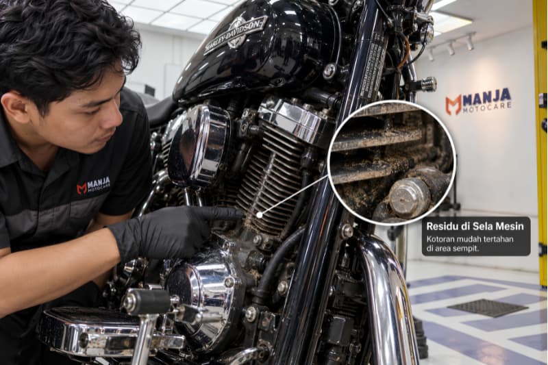Inspeksi awal motor besar dengan fokus pada residu di sela mesin sebelum cuci motor Inspeksi awal motor besar sebelum proses cuci motor